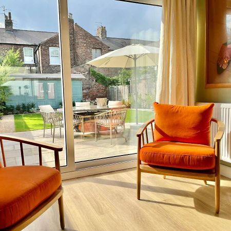 Central Townhouse With Free Off Road Parking And Garden York Bagian luar foto