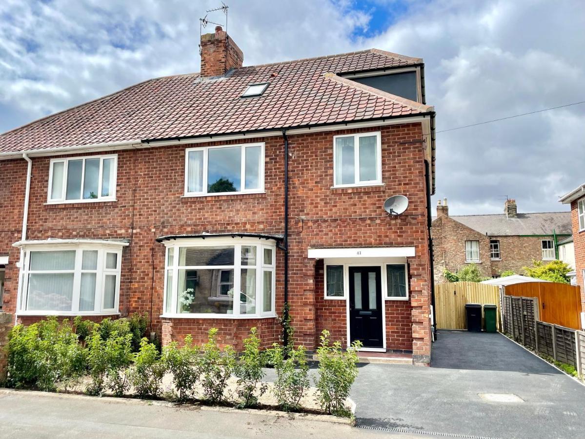 Central Townhouse With Free Off Road Parking And Garden York Bagian luar foto