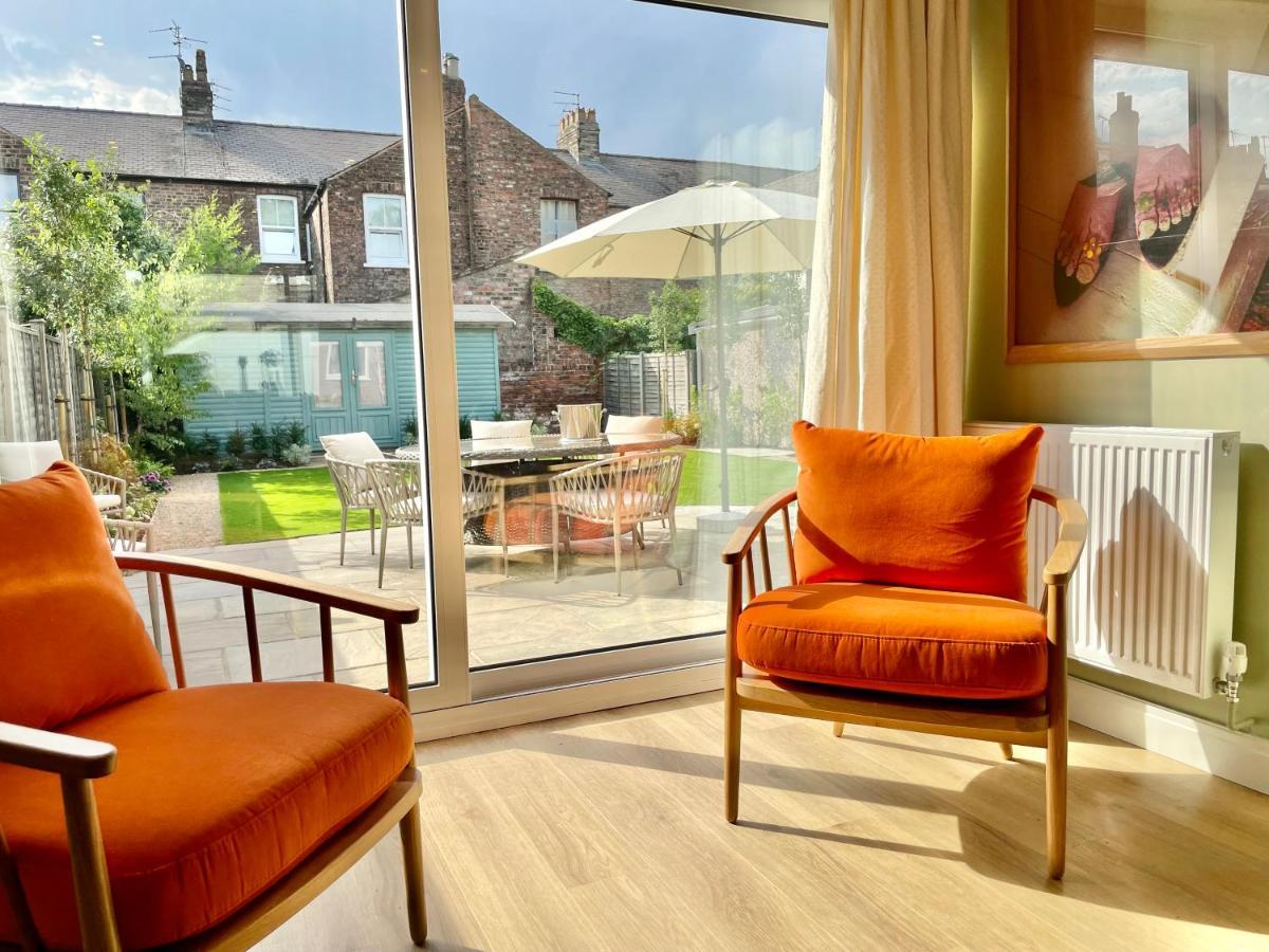 Central Townhouse With Free Off Road Parking And Garden York Bagian luar foto