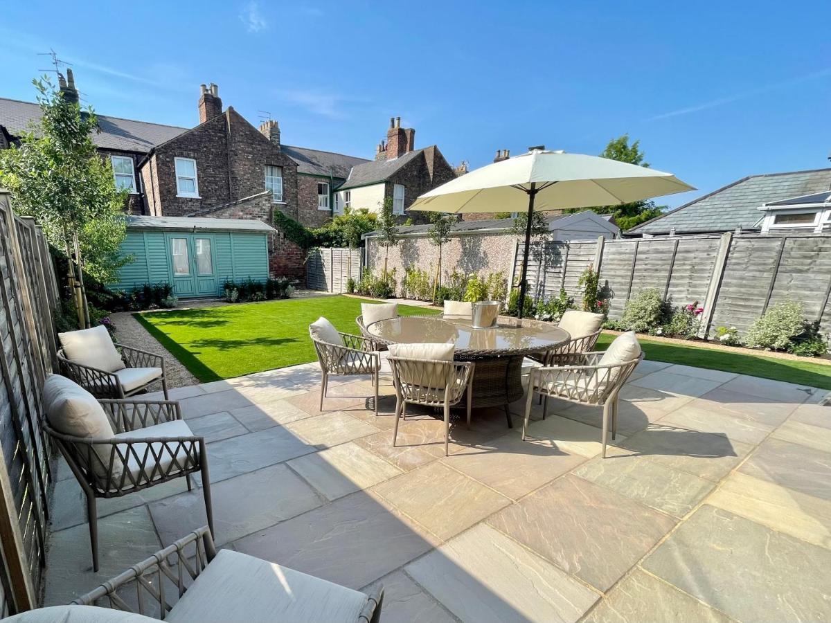 Central Townhouse With Free Off Road Parking And Garden York Bagian luar foto
