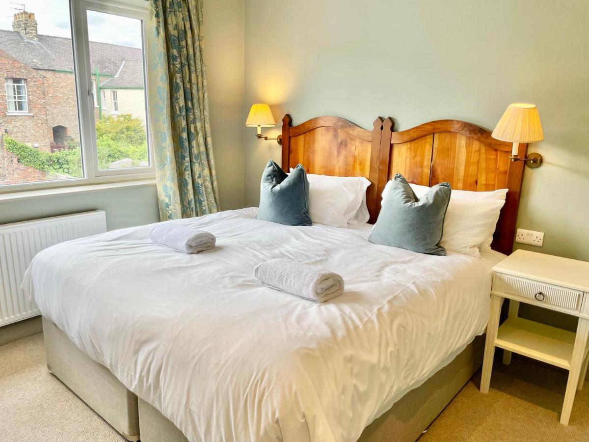 Central Townhouse With Free Off Road Parking And Garden York Bagian luar foto