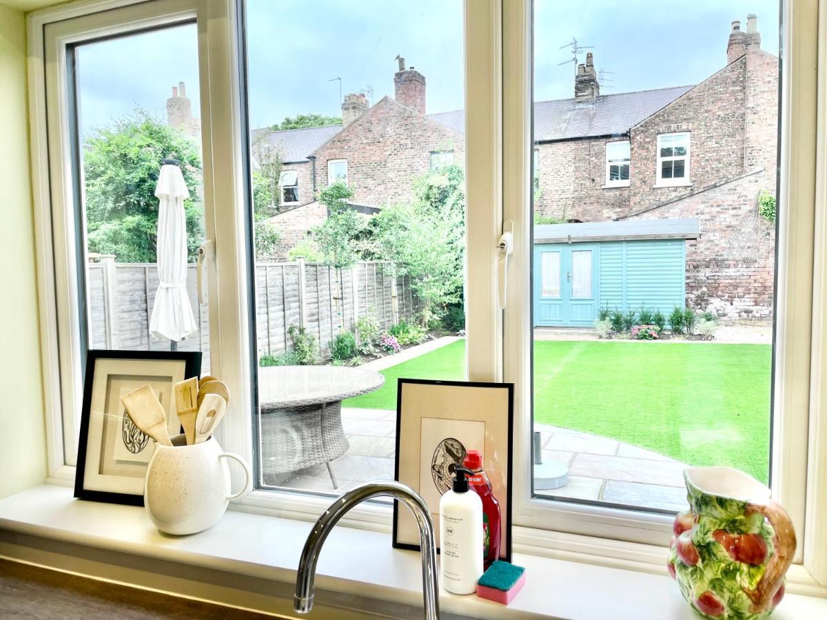 Central Townhouse With Free Off Road Parking And Garden York Bagian luar foto