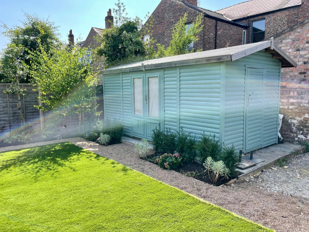 Central Townhouse With Free Off Road Parking And Garden York Bagian luar foto