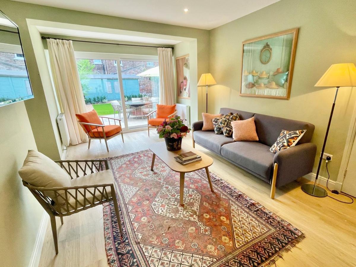 Central Townhouse With Free Off Road Parking And Garden York Bagian luar foto