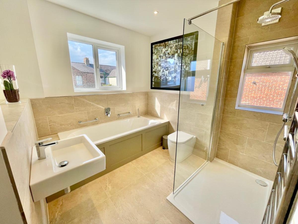 Central Townhouse With Free Off Road Parking And Garden York Bagian luar foto