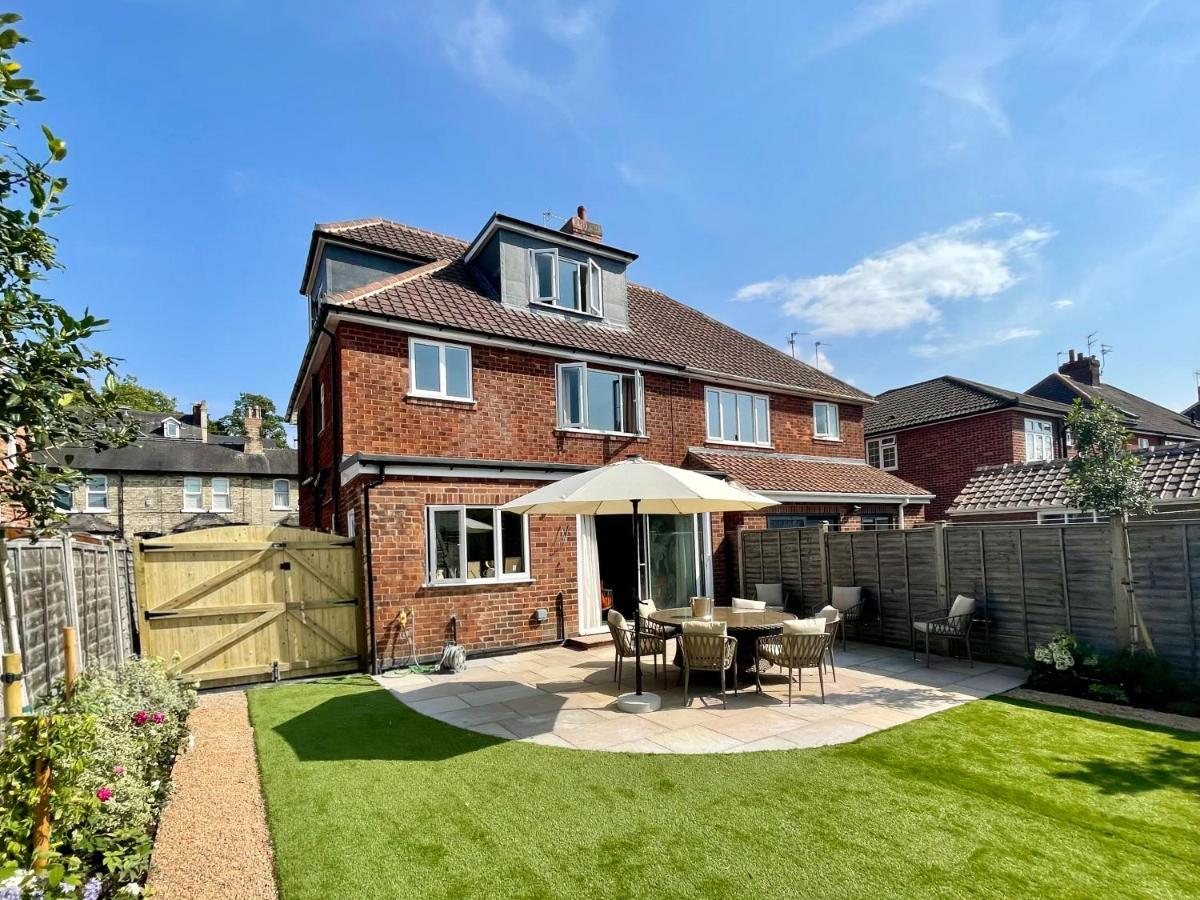 Central Townhouse With Free Off Road Parking And Garden York Bagian luar foto