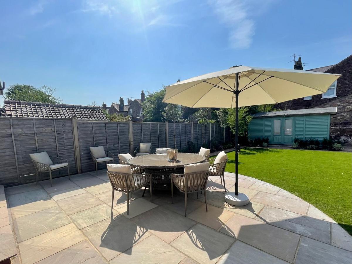 Central Townhouse With Free Off Road Parking And Garden York Bagian luar foto