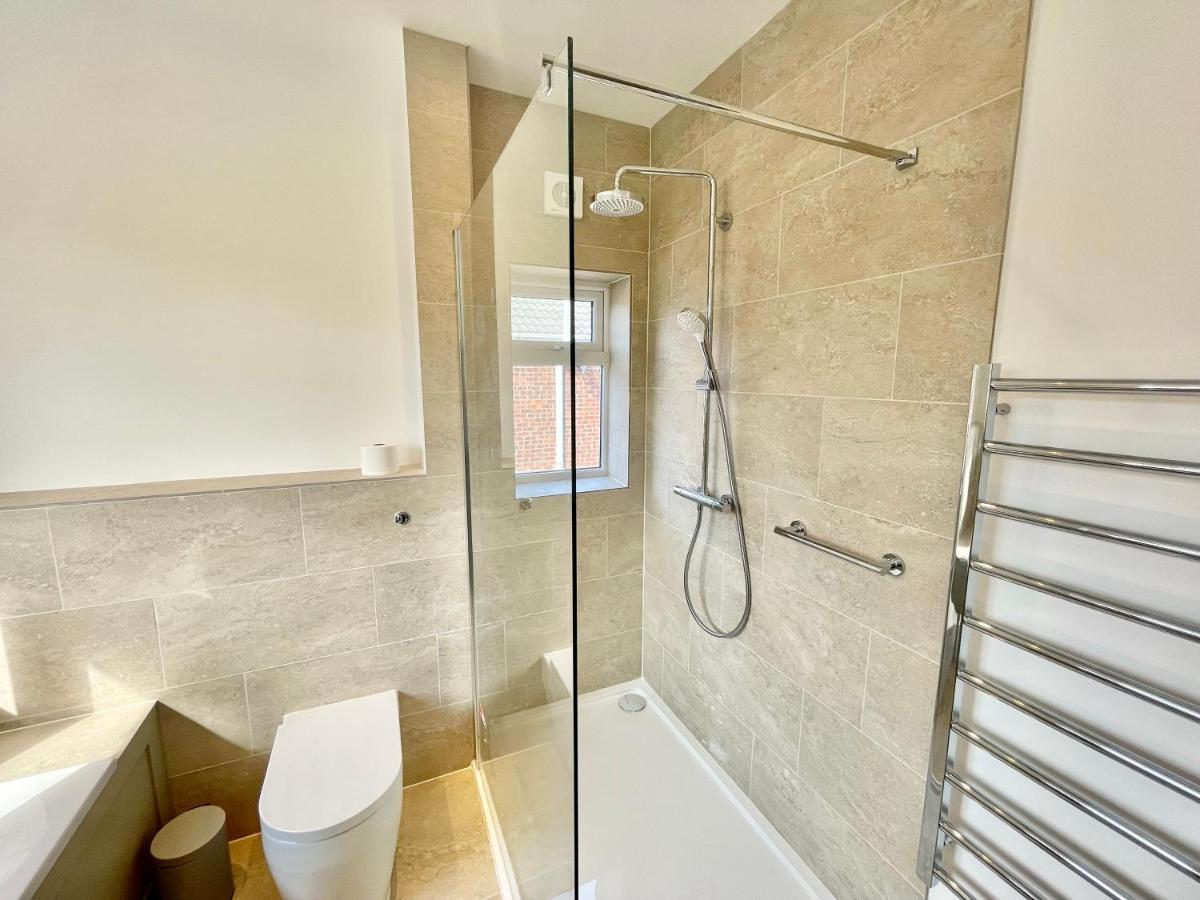 Central Townhouse With Free Off Road Parking And Garden York Bagian luar foto