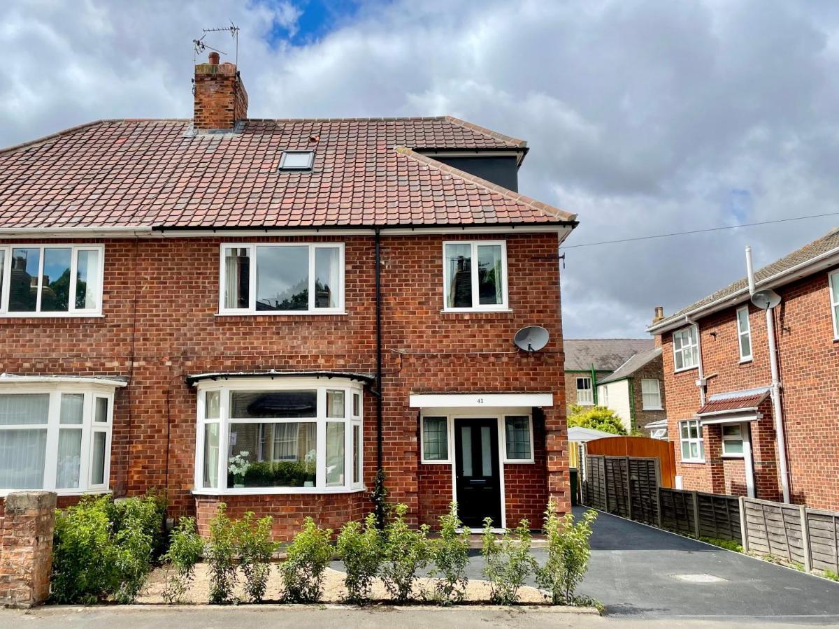 Central Townhouse With Free Off Road Parking And Garden York Bagian luar foto