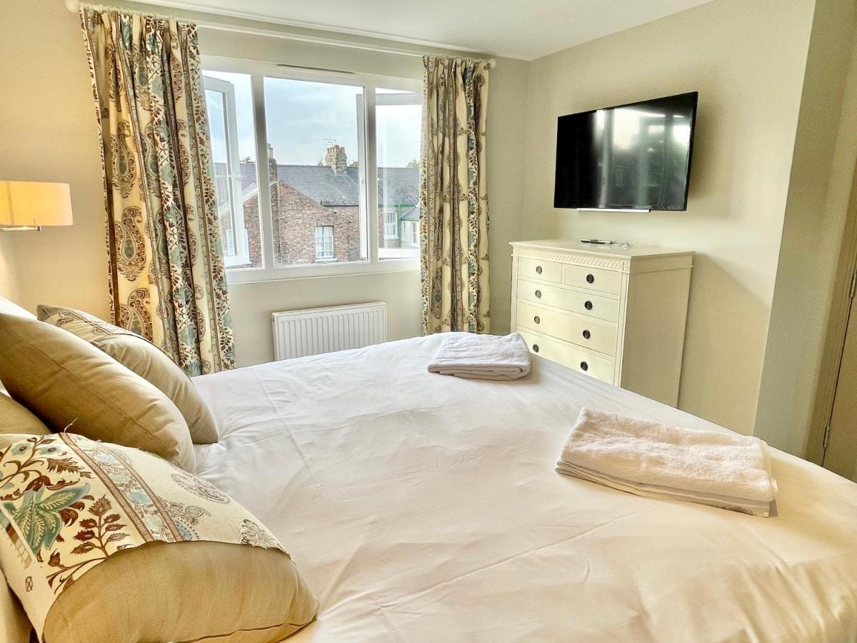 Central Townhouse With Free Off Road Parking And Garden York Bagian luar foto