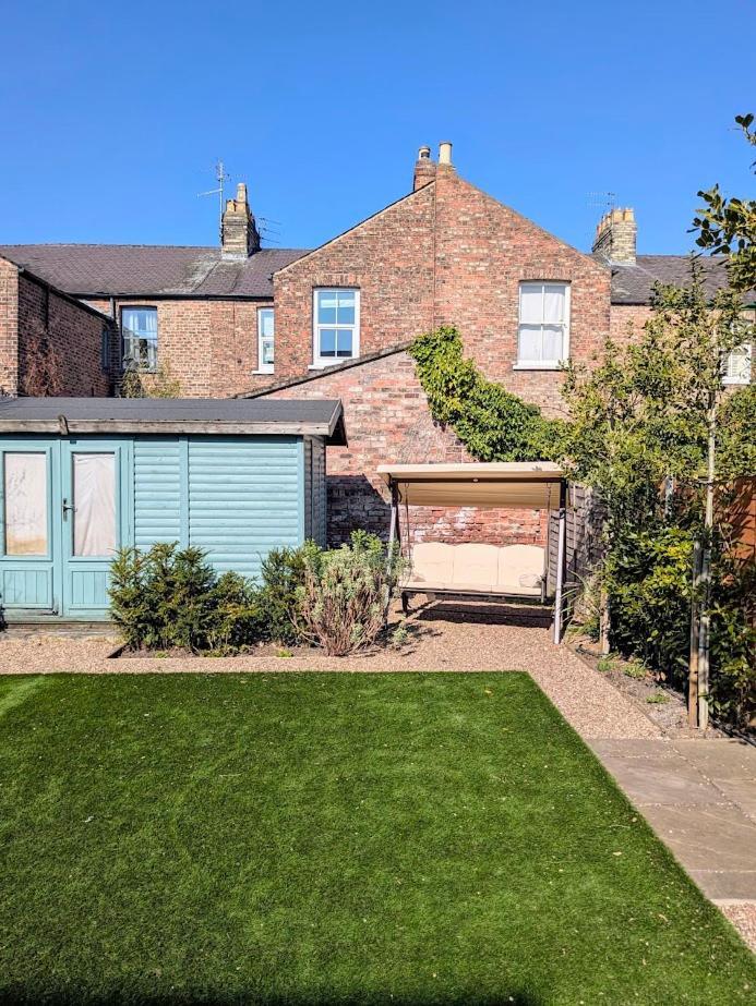 Central Townhouse With Free Off Road Parking And Garden York Bagian luar foto